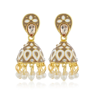 Detailweergave van vintage Indiase Jhumka-oorbellen met emaille en witte parelkralen