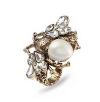 Dettaglio macro dell'anello ape vintage con perla bianca e ali di cristallo