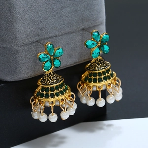 Détails des boucles d'oreilles Jhumka avec cristaux émeraude, émail noir et perles