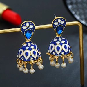 Detail van blauwe Jhumka-oorbellen met wit emaille en witte parelhangers