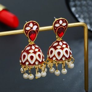 Detail van Indiase Jhumka oorbellen met rood emaille en witte parelhanger details