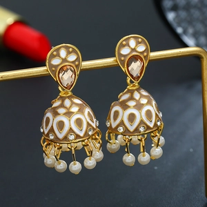 Detail van Indiase Jhumka oorbellen met wit emaille patroon en parelhanger