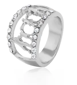 Vue détaillée d'une bague argentée avec lettres ajourées et incrustations de strass brillants
