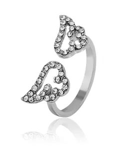 Détail macro de la bague ailes en argent avec pavé de cristaux et design ajustable
