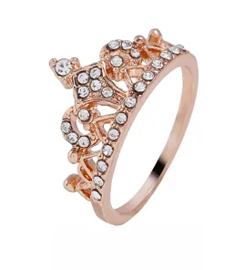 Vue détaillée d'une bague couronne en or rose sertie de cristaux blancs et de pierres fines
