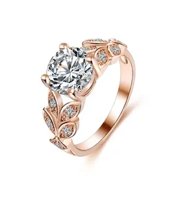 Vue détaillée d'une bague en or rose avec motif de feuilles évidées et pierre de zircon