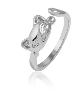 Détail d'une bague chat mignonne en argent avec un anneau ouvert et réglable en métal