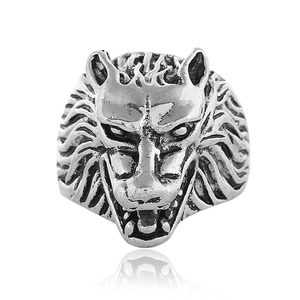 Anillo de cabeza de lobo para hombre en plata con textura de metal envejecido vintage