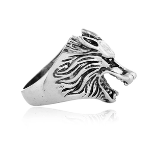 Primer plano de anillo de cabeza de lobo en plata vintage con relieve detallado