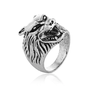 Primer plano detallado del anillo de cabeza de lobo vintage con acabado en plata oxidada