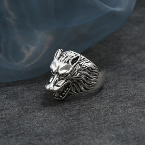 Vista frontal del anillo de cabeza de lobo plateado vintage con grabado y diseño animal