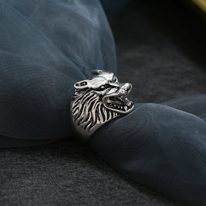 Anillo de cabeza de lobo gótico en plata antigua para hombre sobre seda azulada