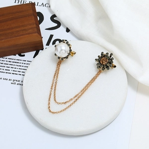 Broche vintage dorée avec perle, fleur en diamants noirs et chaînes doubles