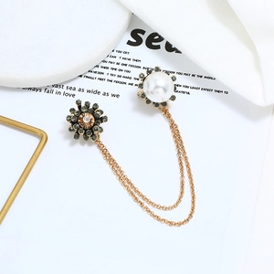 Exquise broche à double chaîne dorée avec cristal champagne et perles d'imitation
