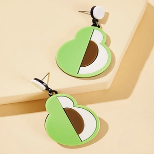 Minimalistische Avocado-Ohrhänger aus grünem Acryl mit Silberstiften auf beigem Ständer