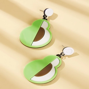 Grüne und weiße Acryl-Ohrhänger im Frucht-Stil mit Avocado-inspiriertem Kontrast-Design