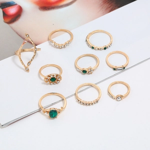 Lot de neuf bagues vintage dorées avec pierres vert émeraude et strass blancs brillants