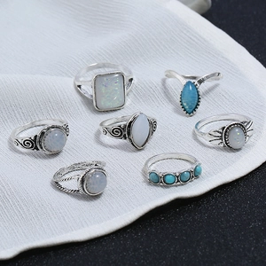 Détail d'un ensemble de 7 bagues bohèmes vintage avec turquoise et opale