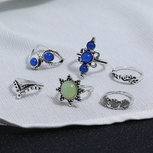 Détails de six bagues bohèmes vintage avec pierres bleues et motifs floraux gravés