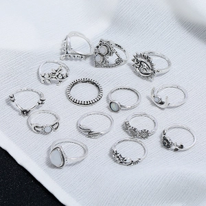 Détails d'un lot de 13 bagues argentées vintage style bohème avec motifs soleil et lune