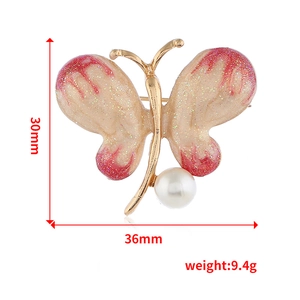 Detailsicht der rosa Schmetterlingsbrosche mit Größenangaben 30mm x 36mm und Gewicht 9,4g