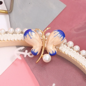 Eleganter Schmetterlings-Anstecknadel mit rosa Glitzer-Emaille und großer weißer Perle