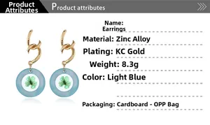 Detalle de pendientes de acrílico azul con aleación de zinc dorada y diseño de trébol