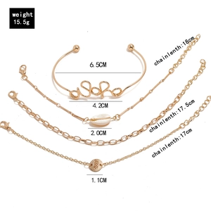 Goldenes 4-teiliges Armband-Set mit Aloha-Armreif, Muschel-Charm und Ananas-Anhänger