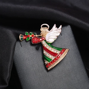 Makroansicht der Weihnachts-Engel-Brosche mit goldenen Flügeln, Stechpalme und Strasssteinen