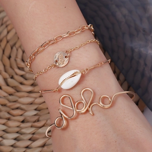 Vierteiliges goldenes Armband-Set im Meeresstil mit Muschel, Ananas-Anhänger und Aloha-Reif