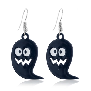 Détail de boucles d'oreilles fantôme noires avec émail et crochets en argent poli