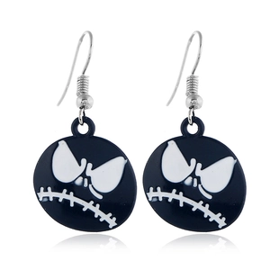Détail des boucles d'oreilles Jack Skellington en émail au style gothique noir