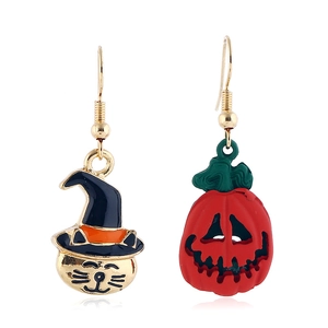 Détail de boucles d'oreilles d'Halloween avec chat sorcier et lanterne citrouille