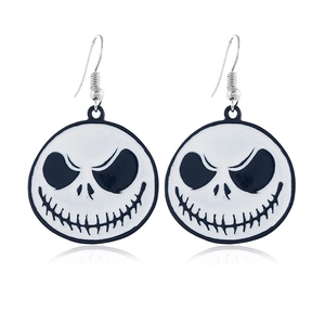 Détail des boucles d'oreilles Jack Skellington en émail avec design de crâne noir et blanc