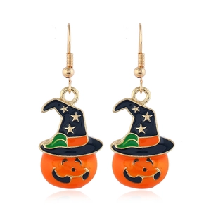 Détail de boucles d'oreilles citrouille et chapeau de sorcière d'Halloween en émail
