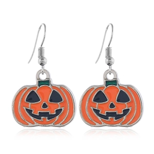 Boucles d'oreilles citrouille d'Halloween avec émail orange sur fond blanc impeccable