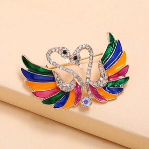 Broche double cygne dorée à la mode avec ailes en émail coloré et strass étincelants