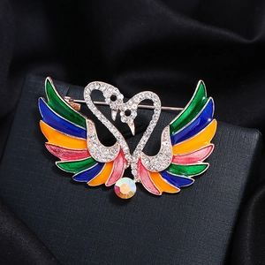 Broche double cygne élégante avec ailes en émail coloré et cristaux brillants