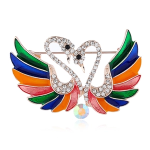Broche élégante cygnes jumeaux avec ailes en émail coloré et cristaux étincelants