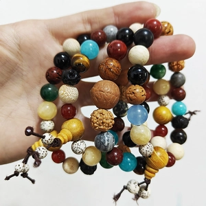Bracciale di semi di Bodhi con distanziatori in agata colorata e nappe tradizionali