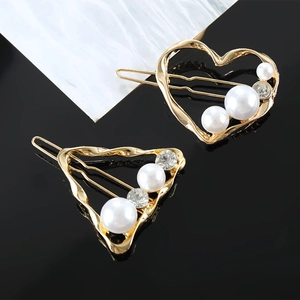 Lot de barrettes dorées élégantes avec perles blanches et strass en formes de cœur et triangle