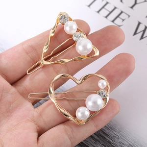 Set de barrettes dorées élégantes en formes de triangle et cœur, perles et strass