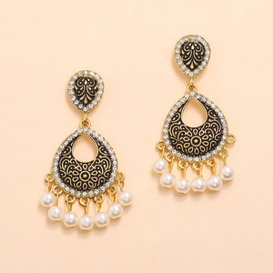 Bohemian druppelvormige oorbellen met zwart emaille, strass en witte parels decor
