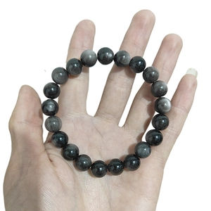 Pulsera de cuentas de obsidiana plateada natural para hombres y mujeres sobre blanco