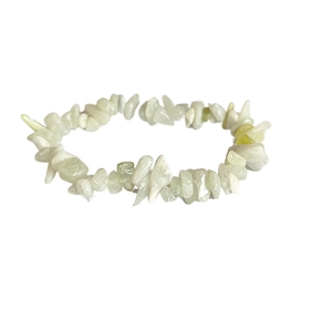 Dettaglio di perle irregolari in pietra naturale verde chiaro su bracciale elastico