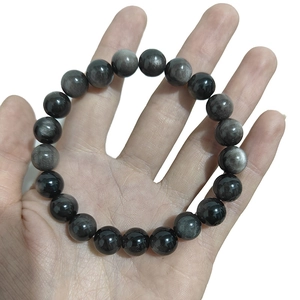 Pulsera de cuentas de obsidiana plateada natural para hombres y mujeres sobre fondo blanco