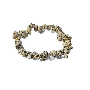 Dettaglio di perline in diaspro dalmata naturale irregolare su bracciale elastico