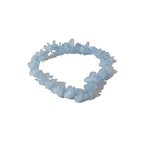 Dettaglio del bracciale in acquamarina azzurra con pietre naturali di forma irregolare