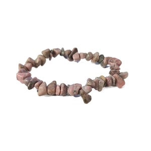 Dettaglio di pietre di cristallo rosa naturale irregolare e bracciale elastico