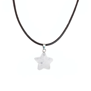 Détail du pendentif étoile en cristal blanc naturel sur un collier cordon noir réglable